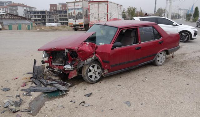 İki aracın çarpıştığı kazada 2 kişi yaralandı