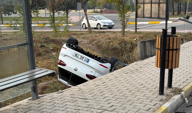 Diyarbakır Dicle Üniversitesi yolunda araç takla attı, sürücü yaralandı