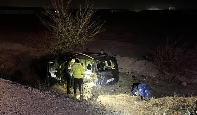 Araç şarampole devrildi: Ölü ve yaralılar var