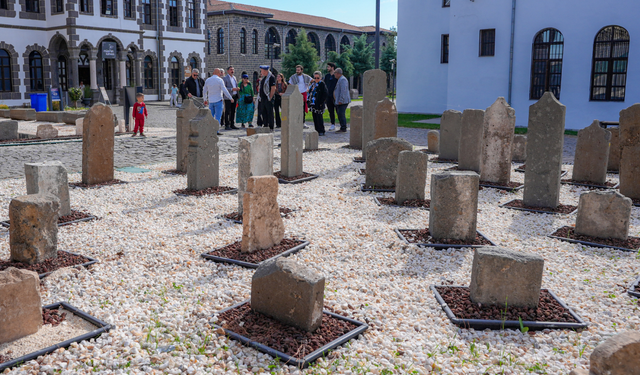 Diyarbakır’ın tarihi mezartaşları ilk kez ziyaretçilerle buluştu