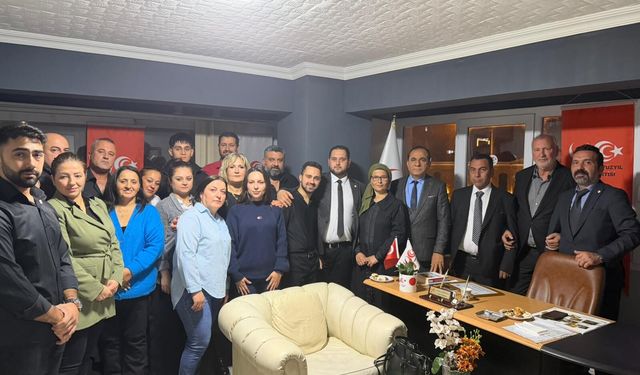 İzmir’de motivasyon şöleni: Yeni Yüzyıl Partisi teşkilatını genişletiyor