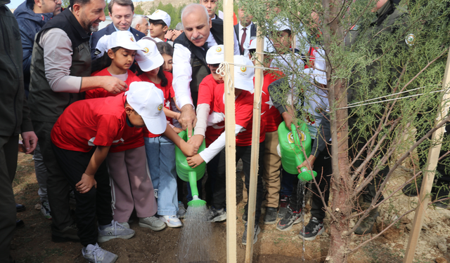 Diyarbakır’da fidanlar toprakla buluşturuldu