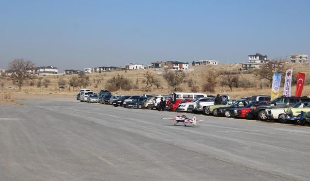 Model uçaklarla klasik otomobiller bir araya geldi