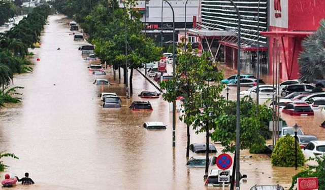 90 kişi sel felaketinde öldü