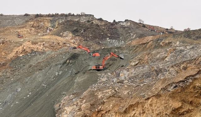 Göçük altında kalan şantiye müdürünü kurtarma çalışmaları sürüyor