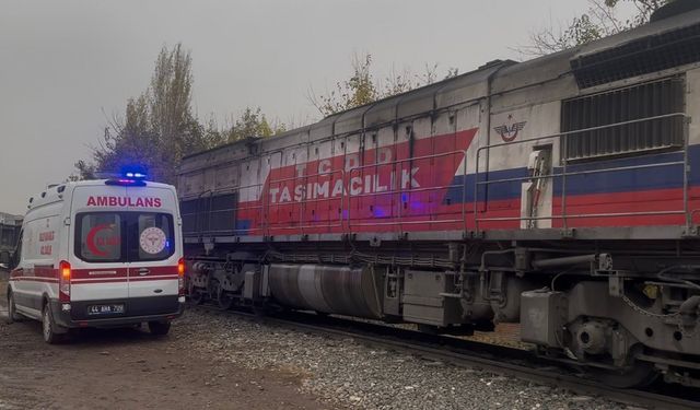 Rayların üzerine düşen yaşlı adam trenin altında kaldı