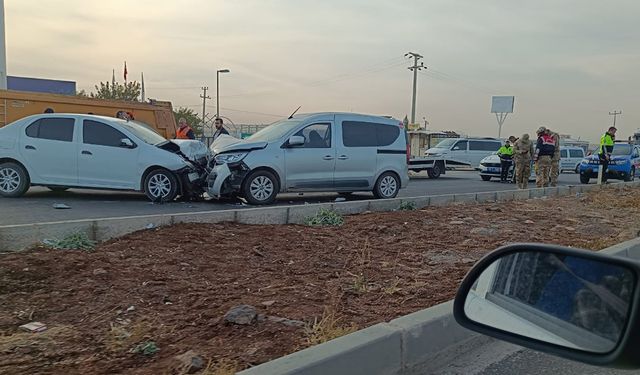 Şanlıurfa’da 2 araç kafa kafaya çarpıştı