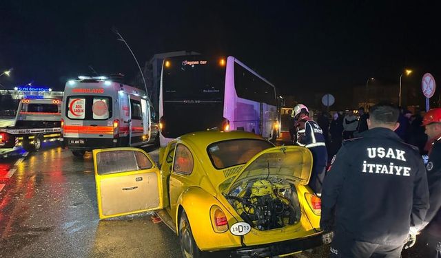 Uşak'ta otomobil ile otobüs çarpıştı: Yaralılar var