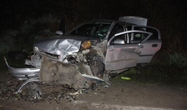 Otomobiller kafa kafaya çarpıştı: Çok sayıda yaralı