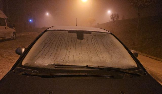 Elazığ'da araçların camları buz tuttu