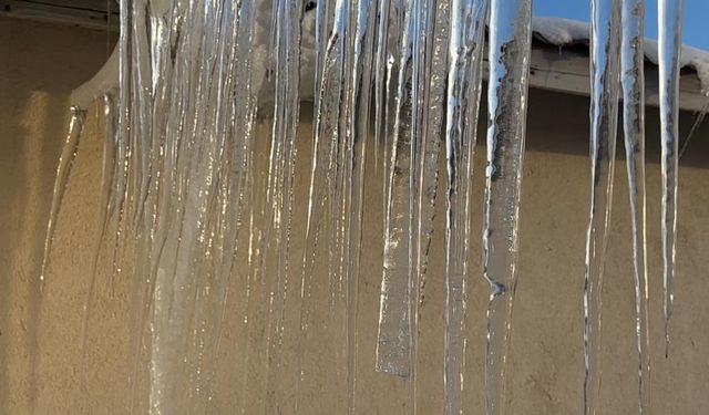 Hakkari’de buz sarkıtları 3 metreyi aştı