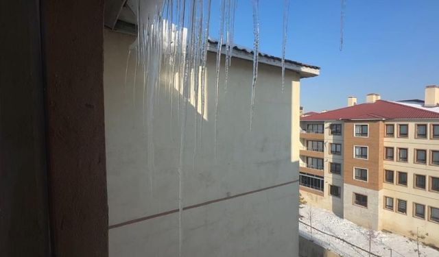 Buz sarkıtları Hakkari’de 2 metreyi geçti