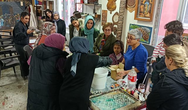 Diyarbakır’da kadınlar ebru ile renkleniyor!