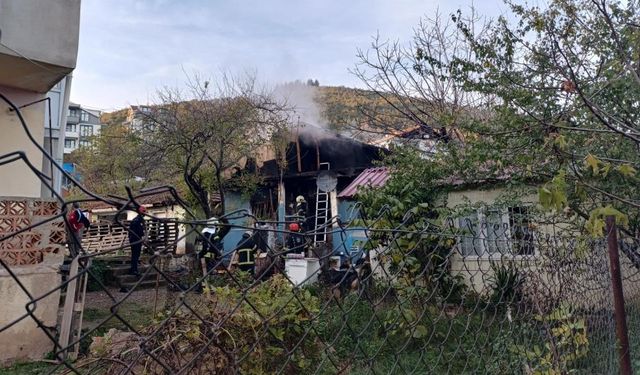 Çakmağı doldururken hem evi hem kendini yaktı