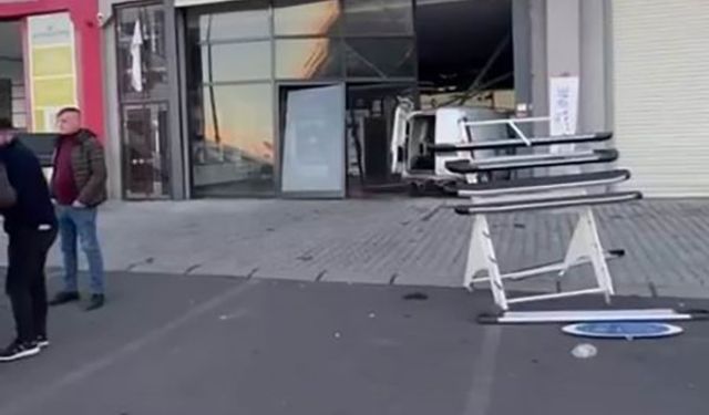 Diyarbakır’da araç oto aksesuar dükkanına daldı