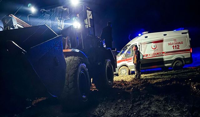 Hastaya giden ambulans çamura saplandı