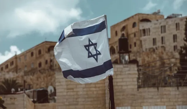 İsrail Askerlerinden Eski Filistinli Bakana Baskın: Elleri ve Gözleri Bağlandı