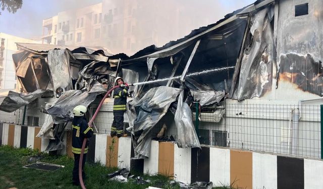 İşçilerin kaldığı konteyner alevlere teslim oldu