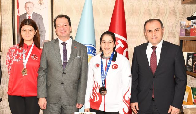 Diyarbakır’ın altın kızları! Rektör Eronat başarılı sporcularla bir araya geldi
