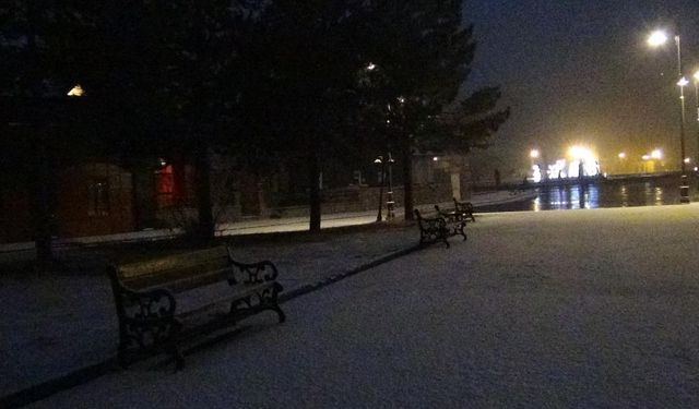 Kars'a mevsimin ilk karı düştü