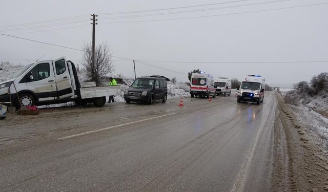 İşçileri taşıyan kamyonet yan yattı: Yaralılar var