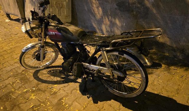 Apartmanın girişine park edilen motosiklet alev aldı