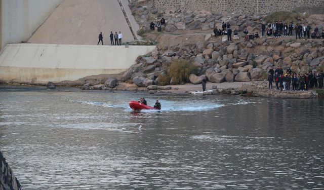 Kahreden olay: Nehre düşen terliğini almak isterken boğuldu