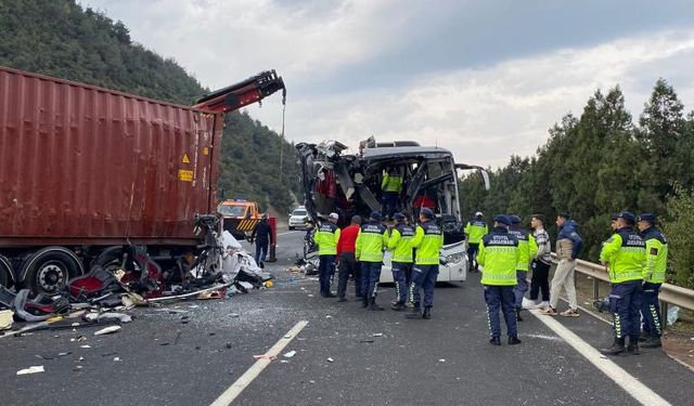 Osmaniye'de yolcu otobüsü tıra çarptı: 7 ölü, 11 yaralı