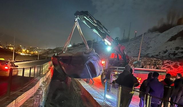 Kontrolden çıkan otomobil su kanalına düştü