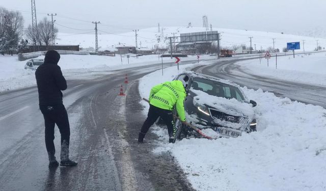 Polislerden kara saplanan araçlara yardım