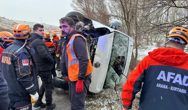 Sivas'ta öğrenci servisi devrildi: Çok sayıda yaralı