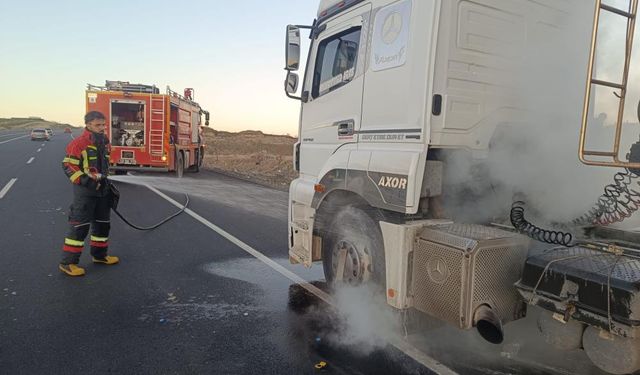 Bingöl'de seyir halindeki tırda yangın paniği