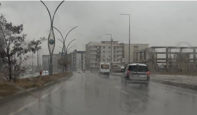 Yağışlar uçak seferlerini durdurdu