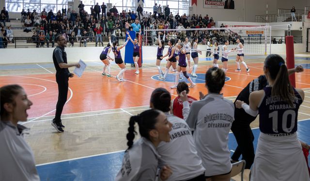 Diyarbakır Eşbaşkanı Serra Bucak tribündeydi