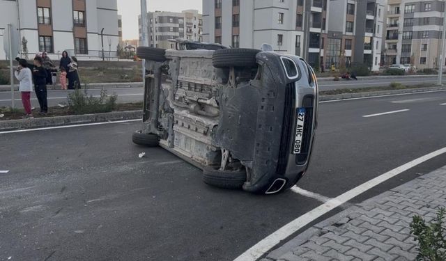 Diyarbakır'daki kazada araç yan yattı: 2 yaralı
