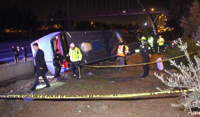 Adana’da yolcu otobüsü devrildi: Yaralılar var