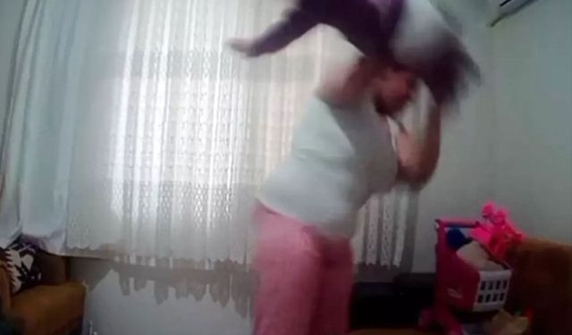 Vicdanları yaralayan görüntü: 1 yaşındaki bebeğe anne şiddeti!