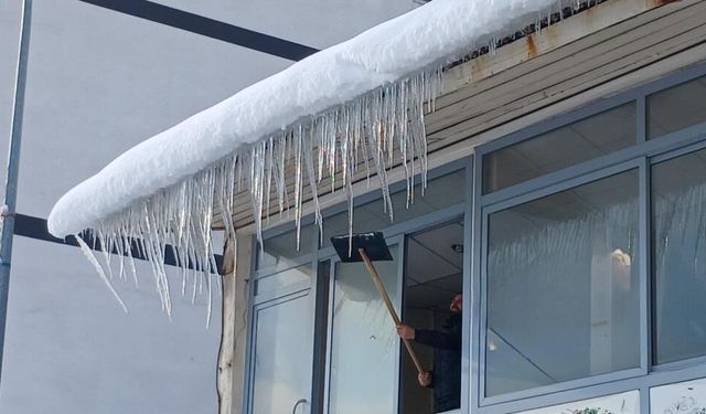 Diyarbakır’da çatılarda buz sarkıtları oluştu