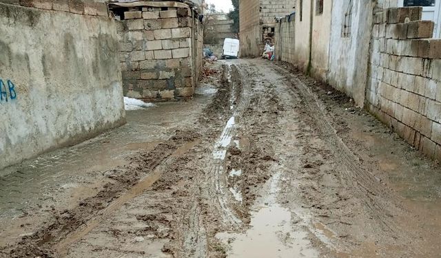 Çamur yüzünden sokağa çıkamıyorlar