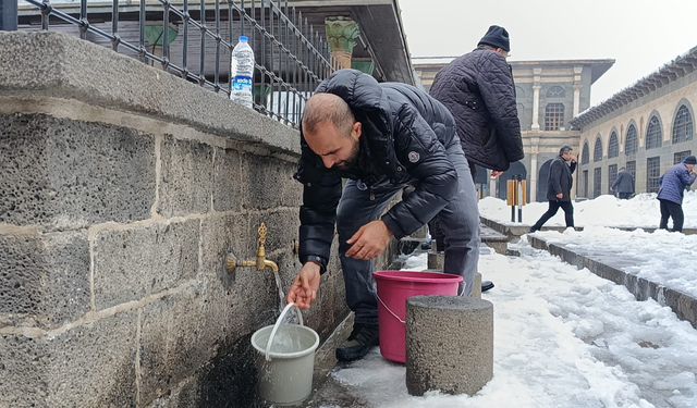 Diyarbakır Sur’da çile; Yıl 2026 vatandaş camiden su taşıyor