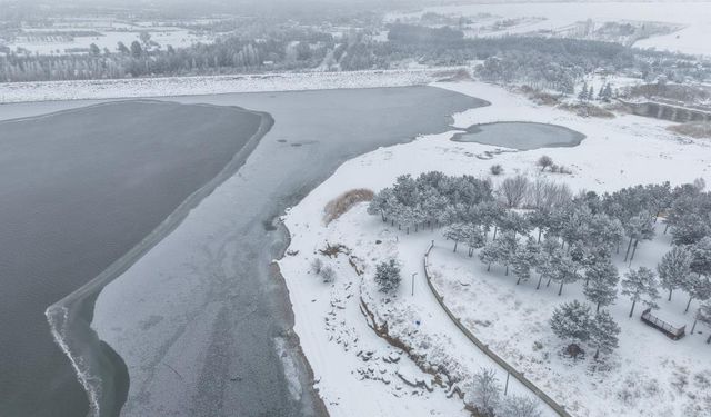 Elazığ’da Baraj Gölü buza teslim oldu