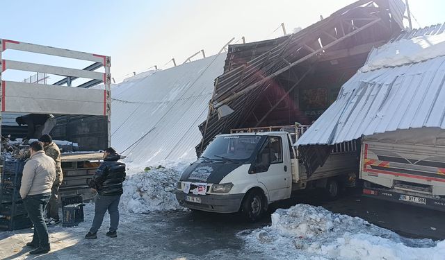 Diyarbakır'da 53 yılın en ağır karı Yeni Hali vurdu: Çatılar çöktü, tonlarca ürün çöpe gitti