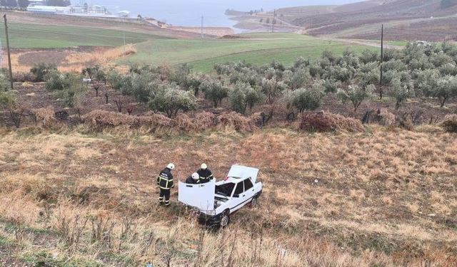 Şarampole yuvarlanan araçta 3 kişi yaralandı