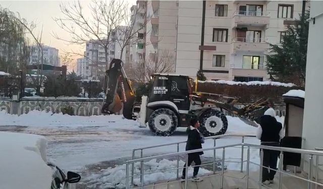 İş Başa Düştü! Diyarbakır’da Site Sakinleri Kepçe kiraladı