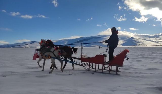Göl üstünde atlı kızak seferleri başladı