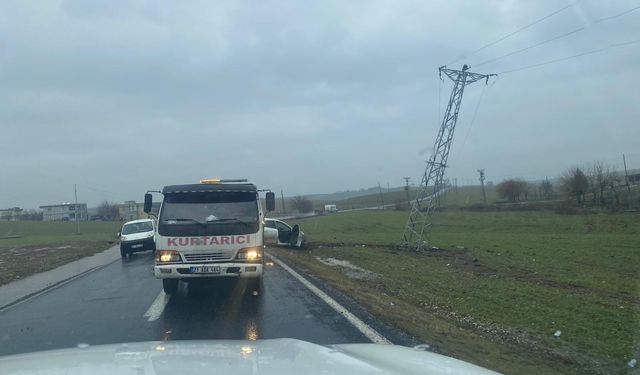 Diyarbakır’da korkutan kaza: Otomobil elektrik direğine çarptı