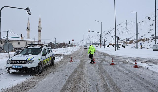 Yoğun kar sonrası çığ düştü, Kop Dağı Geçidi kapalı