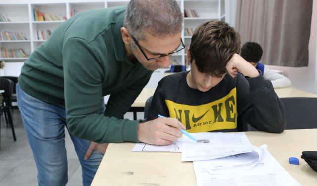 Diyarbakır’da gönüllü öğretmenler tatilde öğrencilere destek veriyor