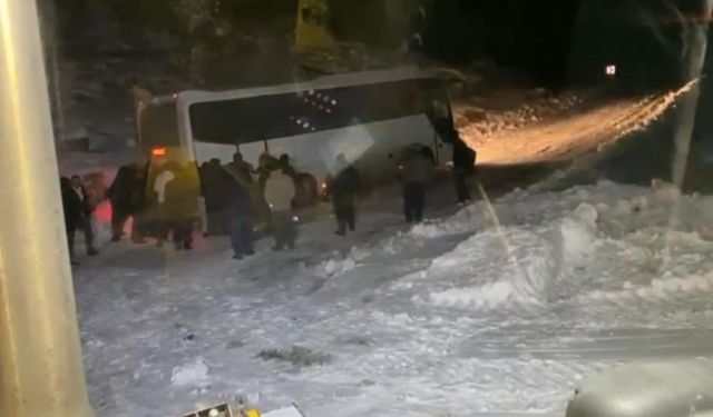 Cenaze taşıyan otobüs ve hastalar kurtarıldı