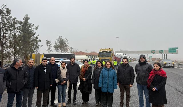 Diyarbakır’dan Kobanê’ye giden 25 tırlık yardım konvoyuna engel